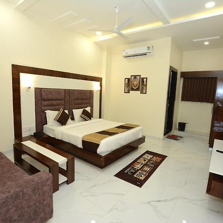 Hotel Villa Inn Ānand Екстериор снимка