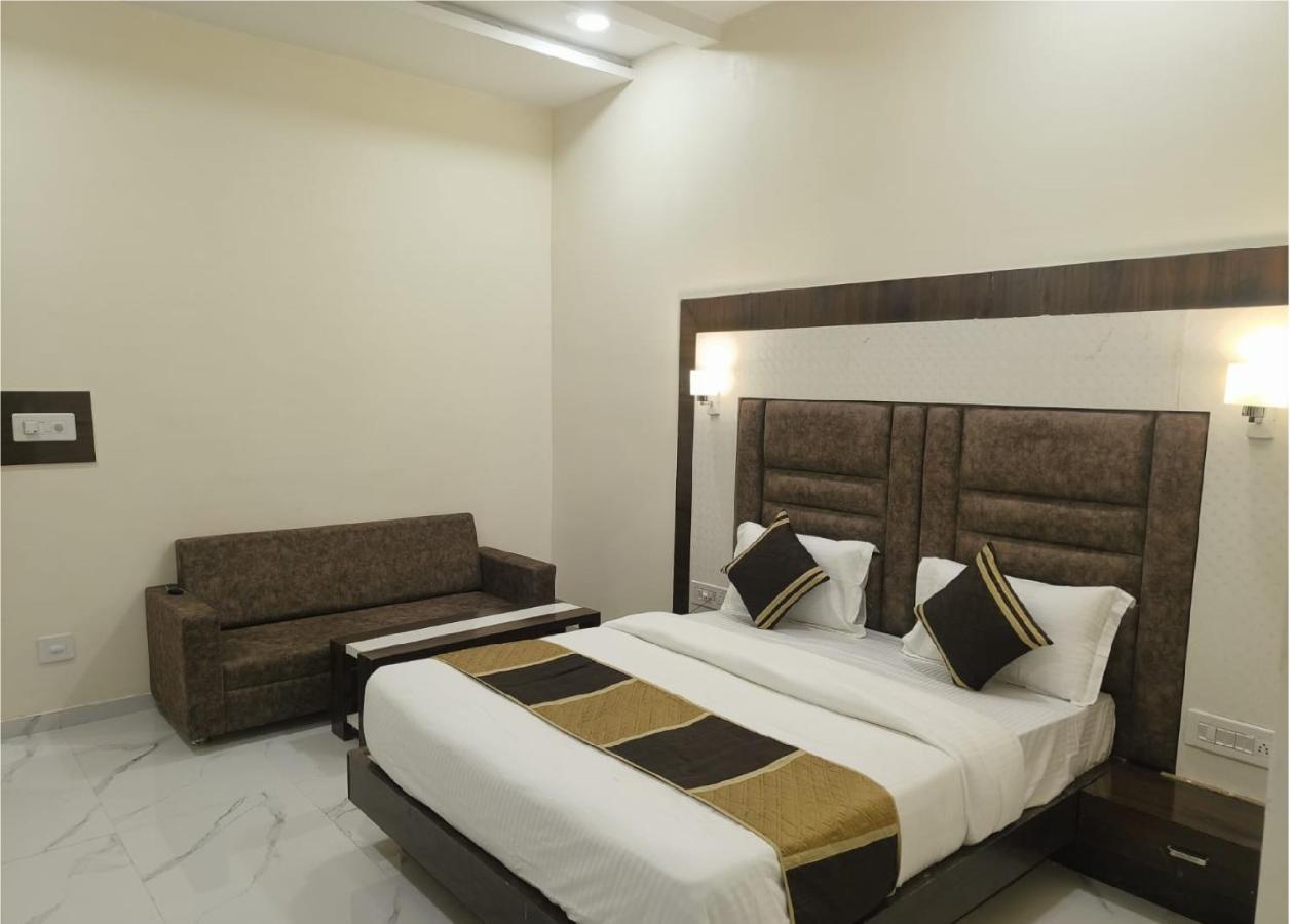 Hotel Villa Inn Ānand Екстериор снимка