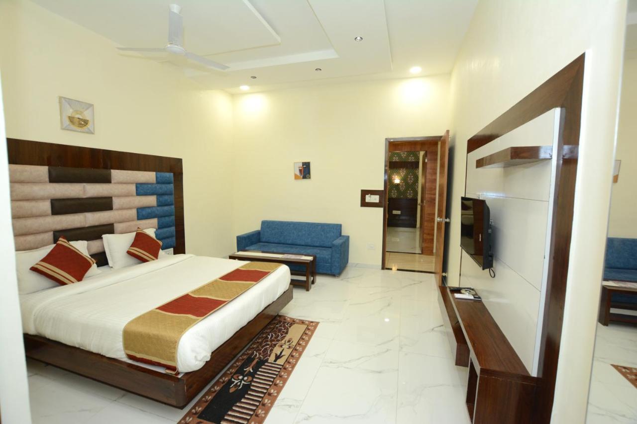 Hotel Villa Inn Ānand Екстериор снимка