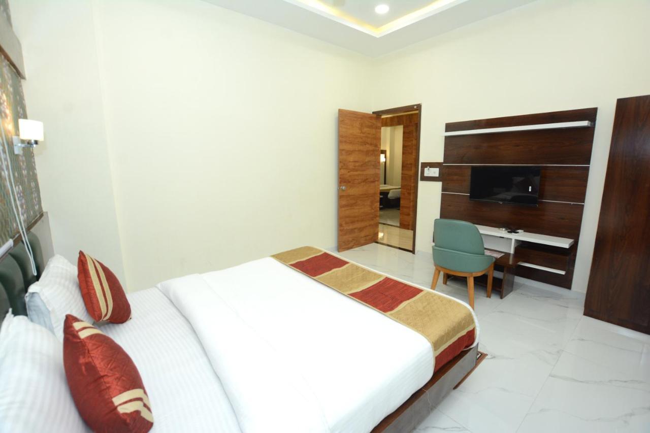 Hotel Villa Inn Ānand Екстериор снимка