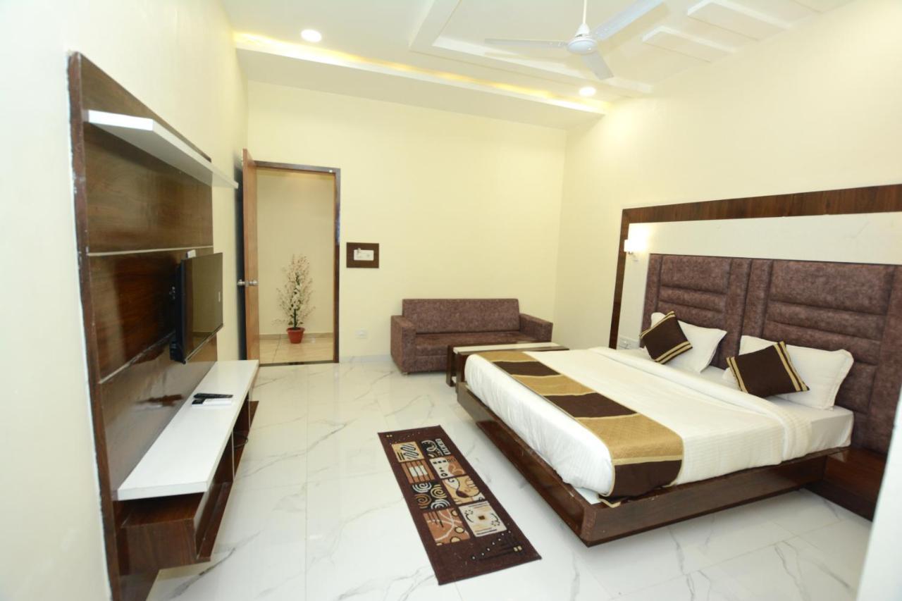 Hotel Villa Inn Ānand Екстериор снимка