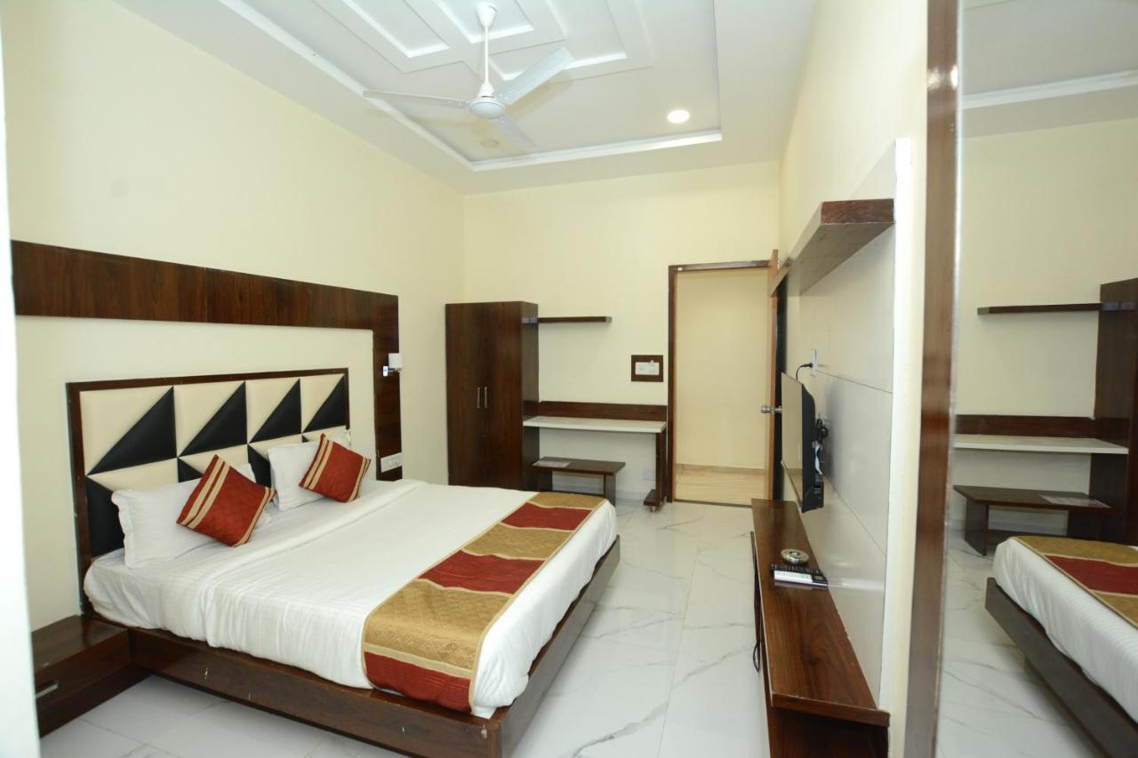 Hotel Villa Inn Ānand Екстериор снимка