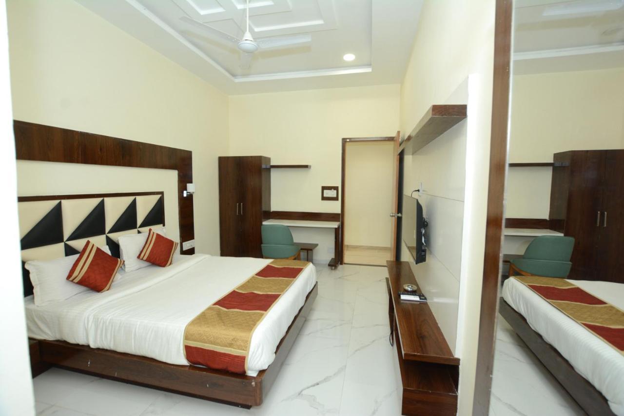 Hotel Villa Inn Ānand Екстериор снимка