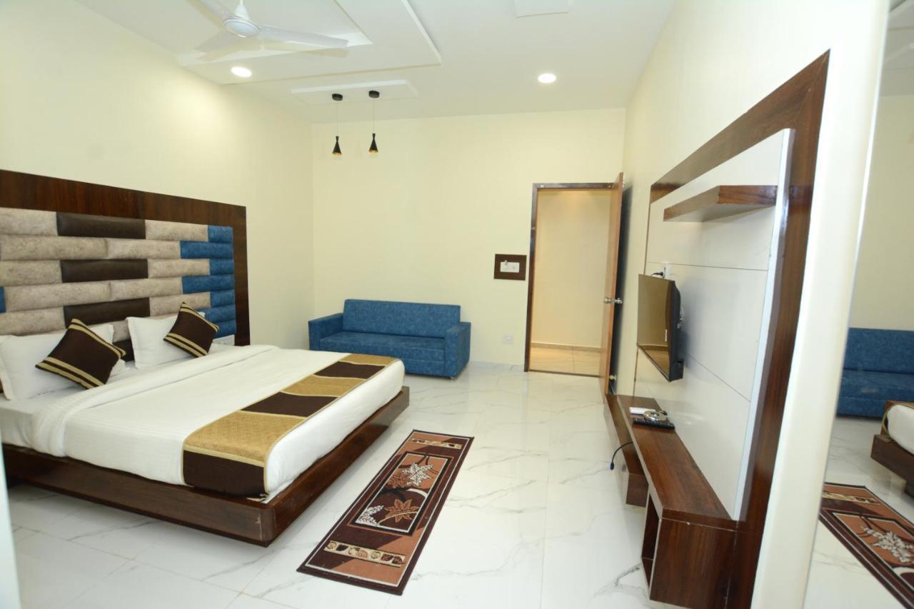 Hotel Villa Inn Ānand Екстериор снимка