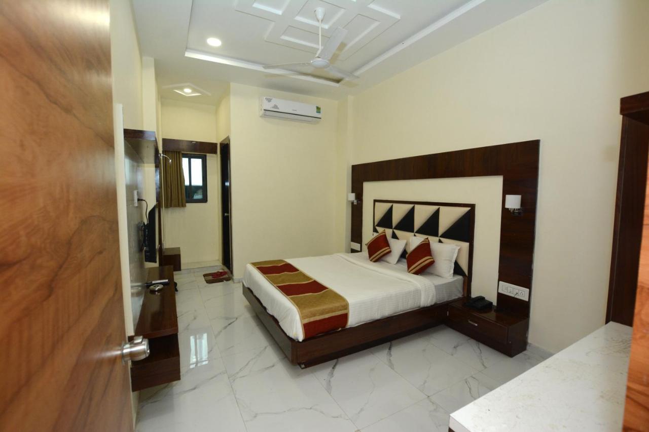 Hotel Villa Inn Ānand Екстериор снимка